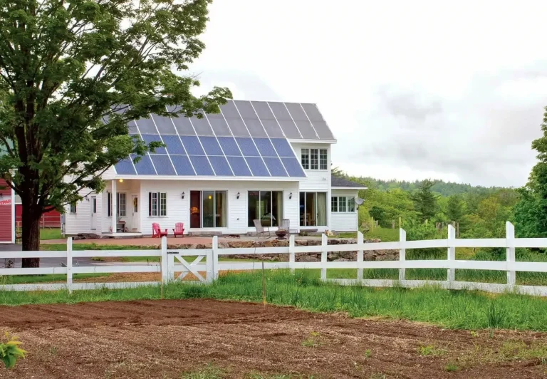 Off-grid and grid-tied solar power systems for Canadian homes